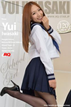 美女裸泳